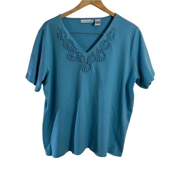 Hasting & Smith Blue Blouse Plus Size 2X Short Sleeves V Neck Flower Appliqué - Picture 1 of 6
